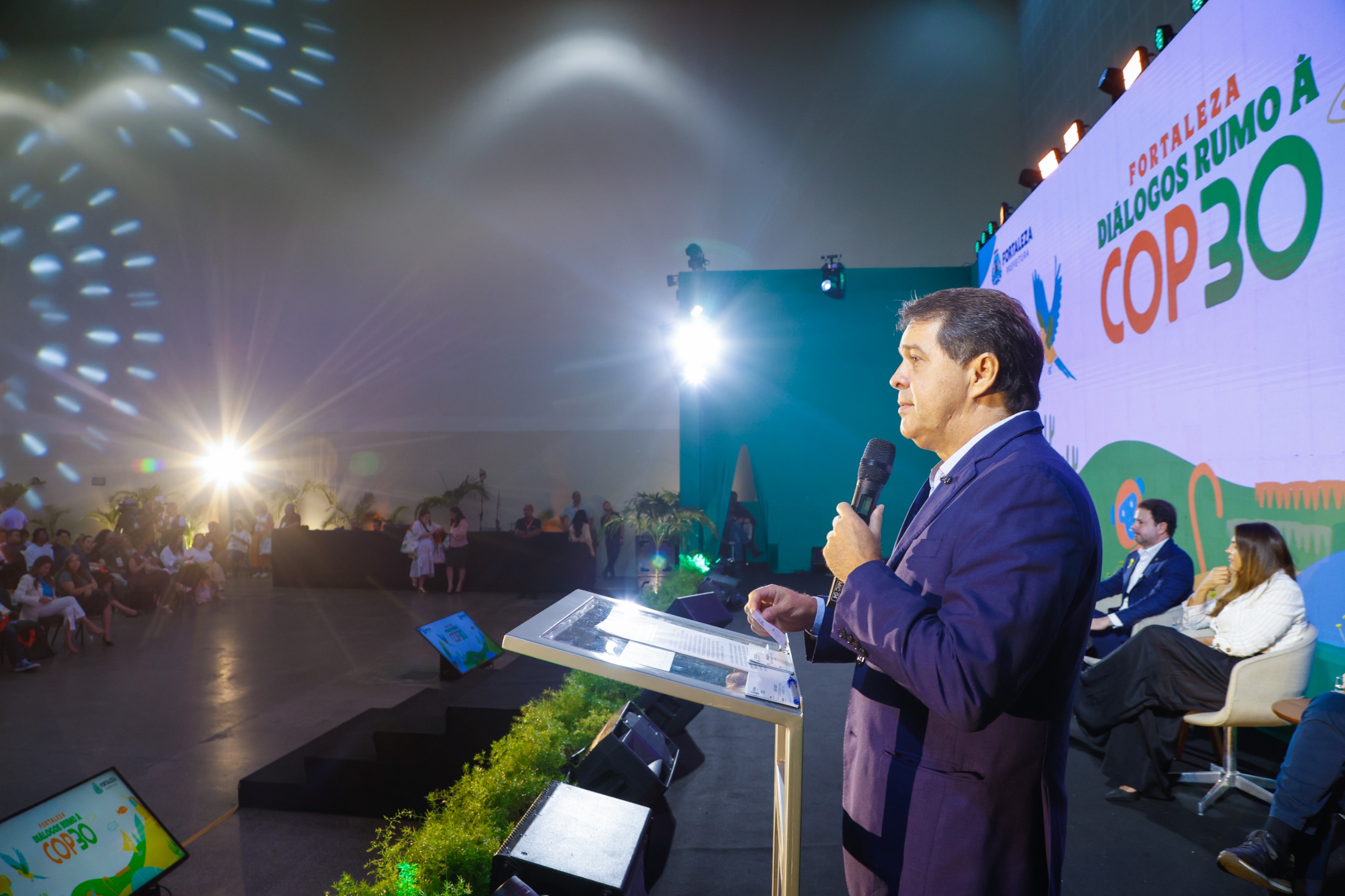 prefeito discursando no evento